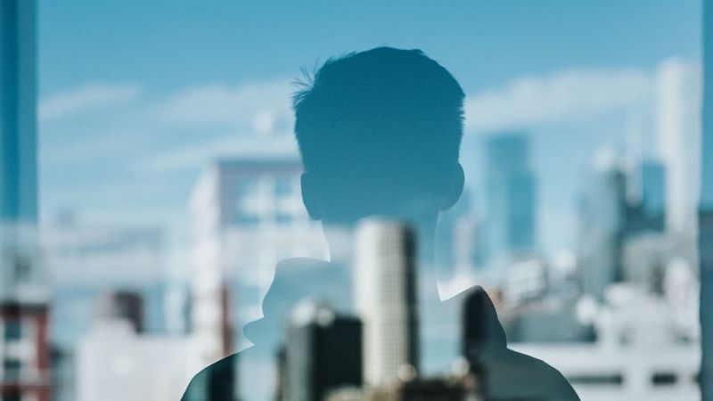 窗边城市剪影壁纸