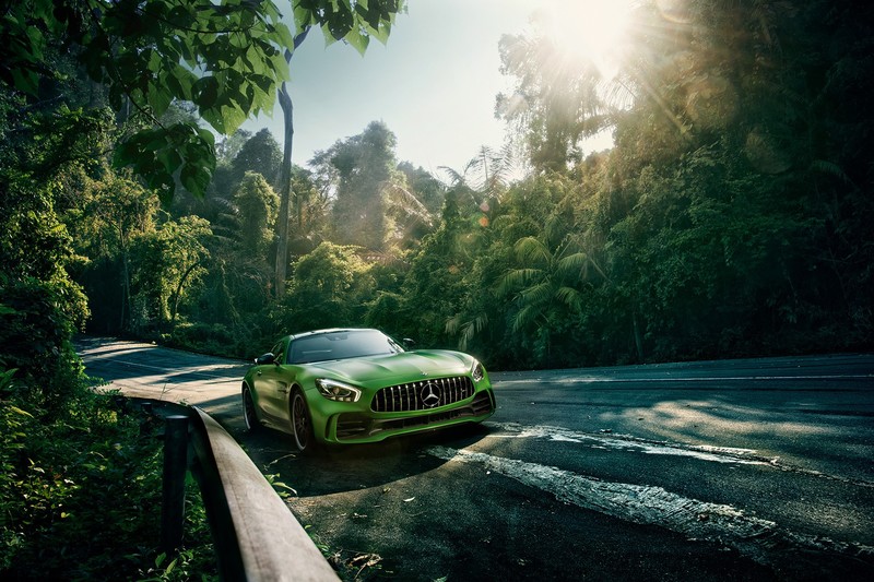 奔驰绿车路景正面视角高清壁纸