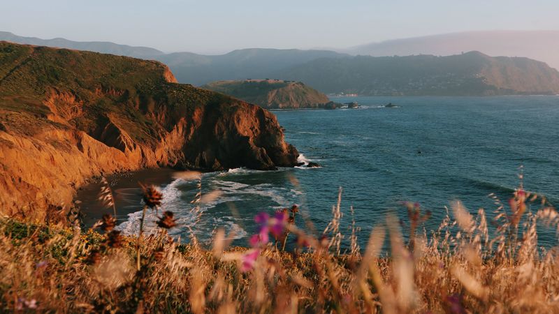 悬崖山海雾景4K高清壁纸