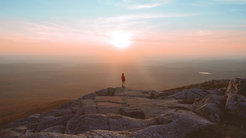 孤独山巅破晓时 4K绝美壁纸