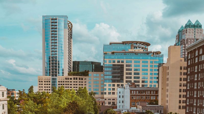 城市街景建筑棕榈树汽车4K壁纸