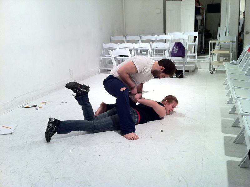 当男人在客厅扭打起来 普通人的周末缠斗日常高清壁纸