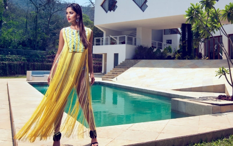 宝莱坞女星伊莱亚娜的泳池休闲时光