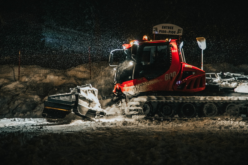 泥泞土路与重机械实拍：坦克、推土机与水上运输的荒野场景