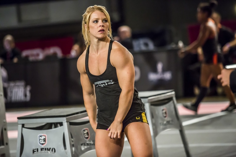 年轻女生健身房力量训练壁纸