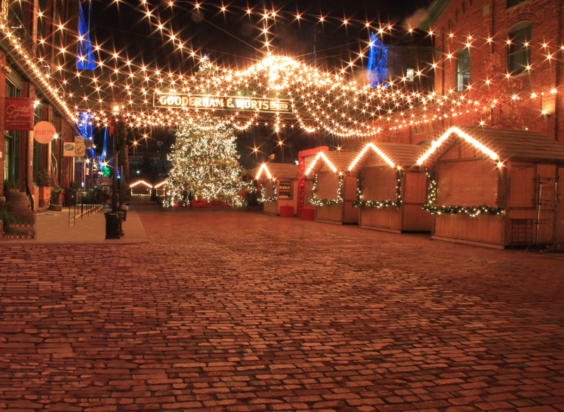 多伦多圣诞市集氛围感拉满！冬日暖光点亮圣诞季