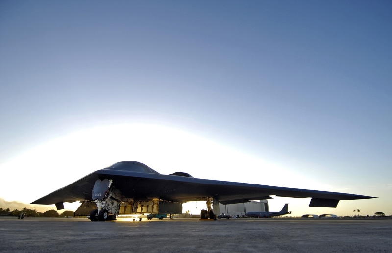 B-2幽灵战略轰炸机高清壁纸 搭配燃油工业场景