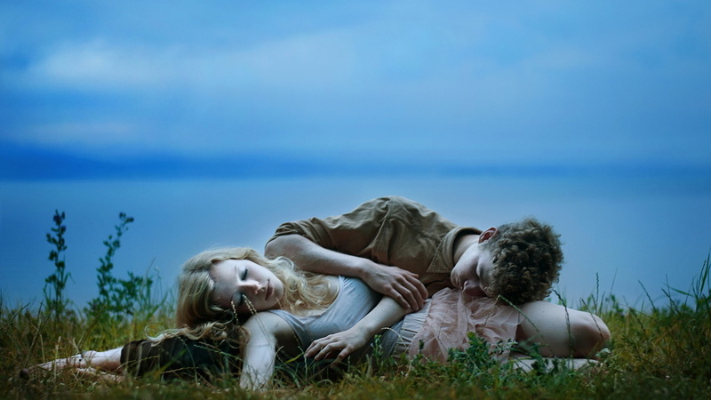 夏日躺卧在草地上的甜蜜情侣