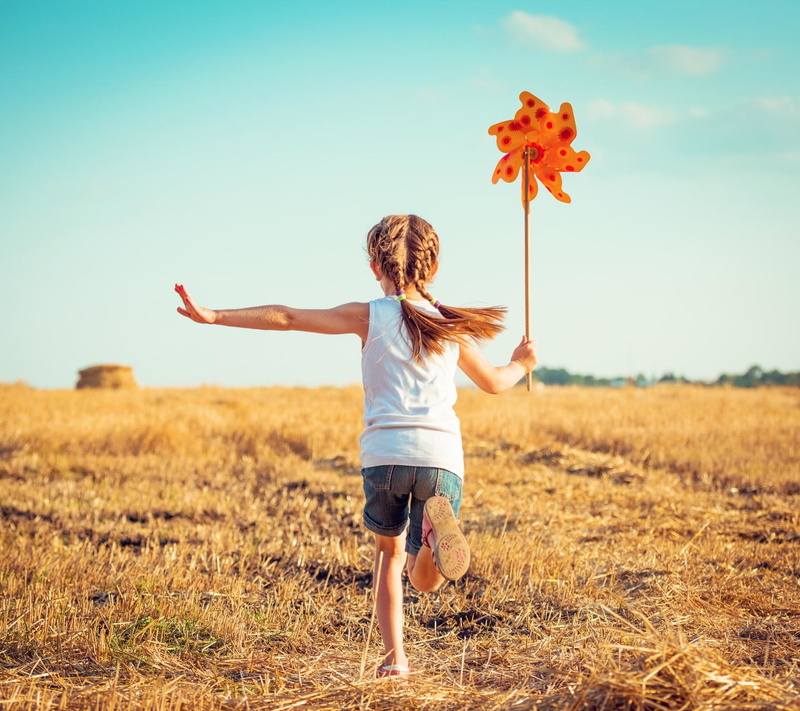 户外伸展双臂的女孩高清壁纸