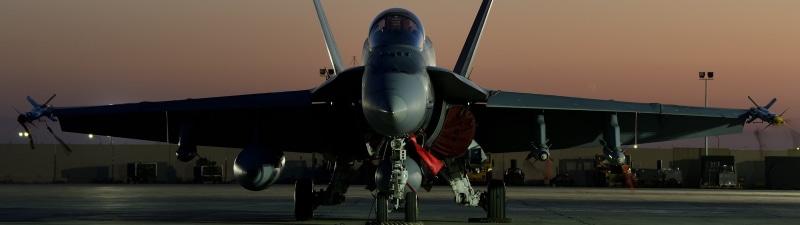 双屏军事基地壁纸 超帅F/A-18战机低光高清图