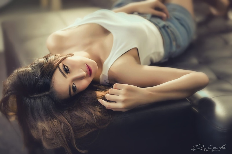 吊带背心亚裔棕发女生躺卧写真壁纸