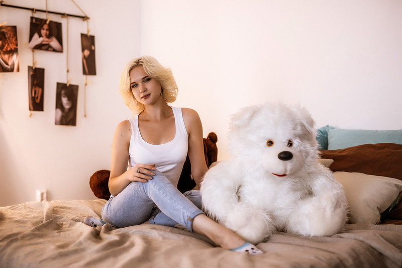 卧室金发模特拍人像大片！和泰迪熊同框的1080P氛围感美图