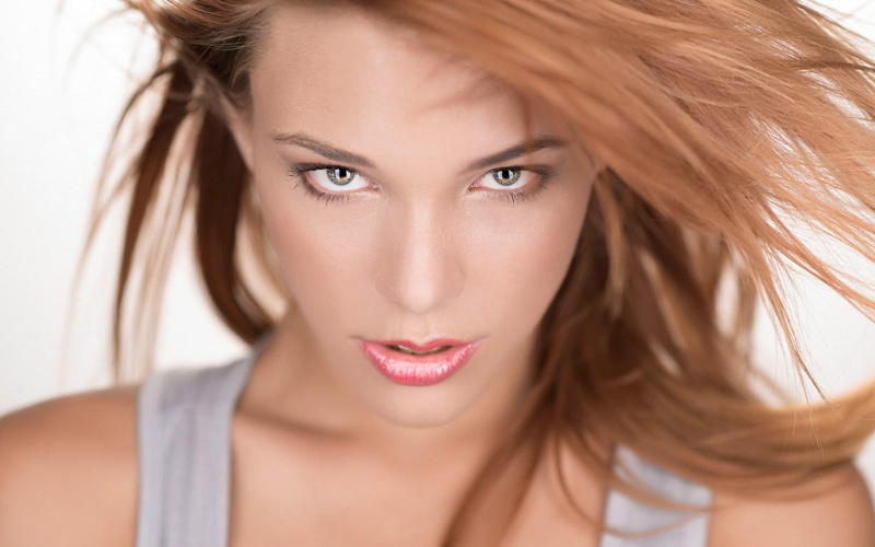 俏皮眨眼的美妆美人