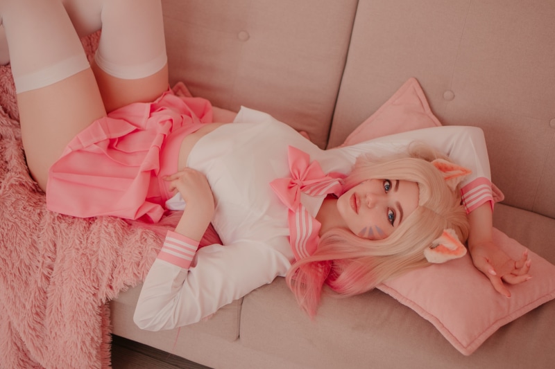 金发辣妹cos游戏角色！穿校服配白丝的氛围感壁纸合集