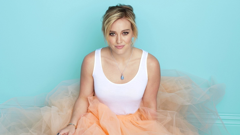 希拉里·达夫登红皮书杂志大片 甜酷穿搭美出新高度