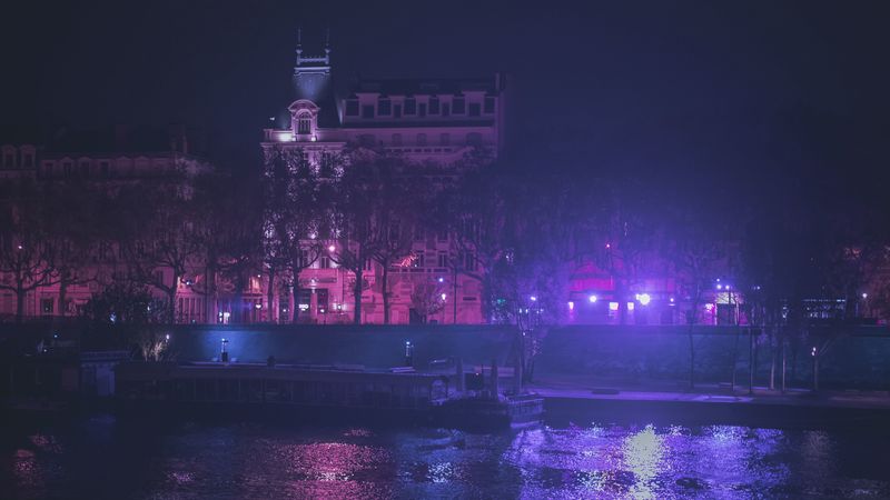 赛博感拉满！4K赛博夜景壁纸 霓虹河流城市氛围感拉满