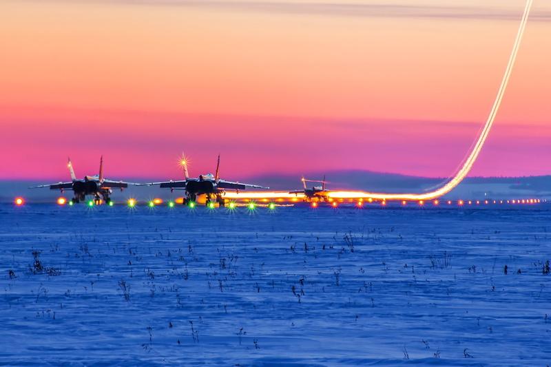绝美黄昏水上军机大片 长曝光镜头下的静谧氛围感