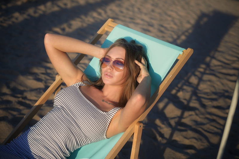 这组户外人像壁纸太绝了！闭眼躺坐的女生氛围感拉满