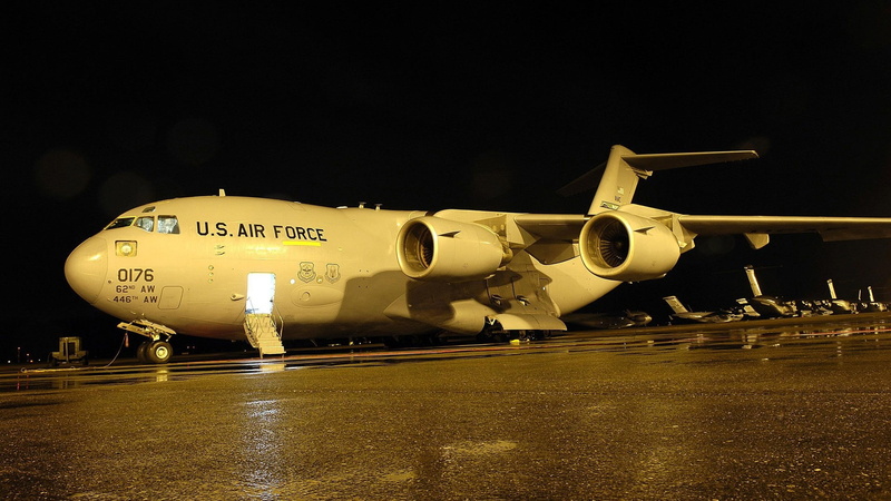 深夜废弃机场里的军用运输机壁纸合集