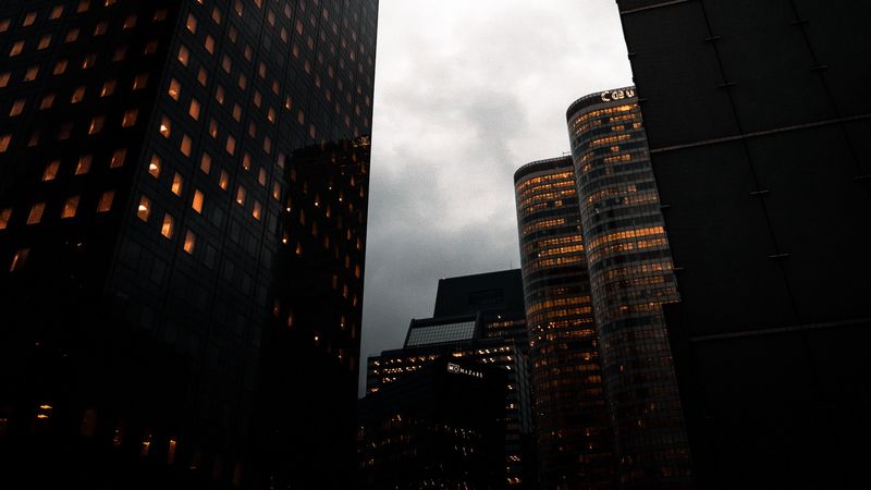 仰拍视角下的绝美夜城4K壁纸