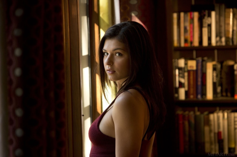 MetArt杂志高清壁纸：室内褐发美人写真 镜头前捧书凝望的Leah Gotti