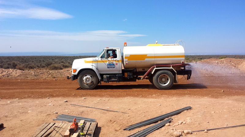 这座工业高塔储水罐的阴天城市街景