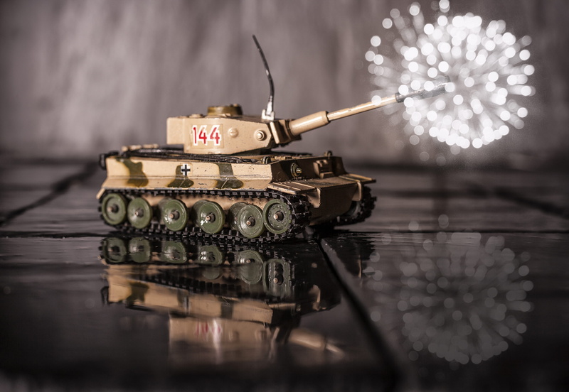 这组壁纸的关键词为空，原描述无额外文字说明，仅包含四张军事主题图片链接。按照要求输出如下：