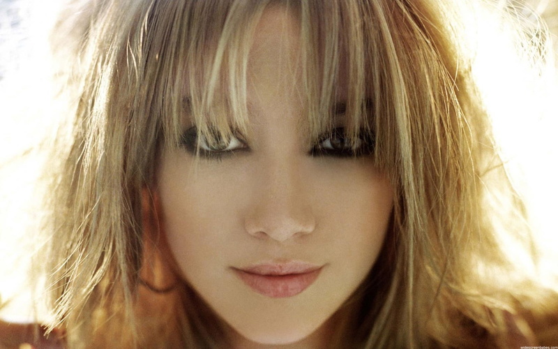 金发女郎与骏马的杂志大片