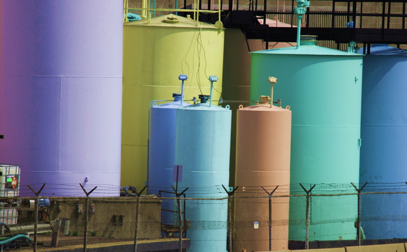 实拍工业储罐工厂高清壁纸