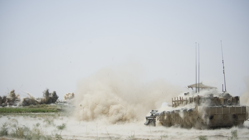 # 德国豹2主战坦克开火瞬间 沙尘飞扬高清壁纸