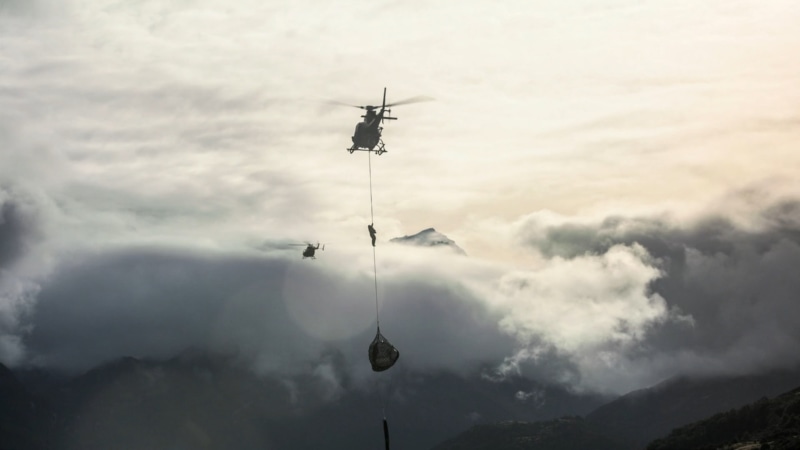 阿汤哥高空悬停太帅了！碟中谍同款绝美山地风暴壁纸