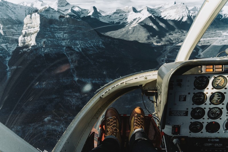 雪山飞直升机高清壁纸