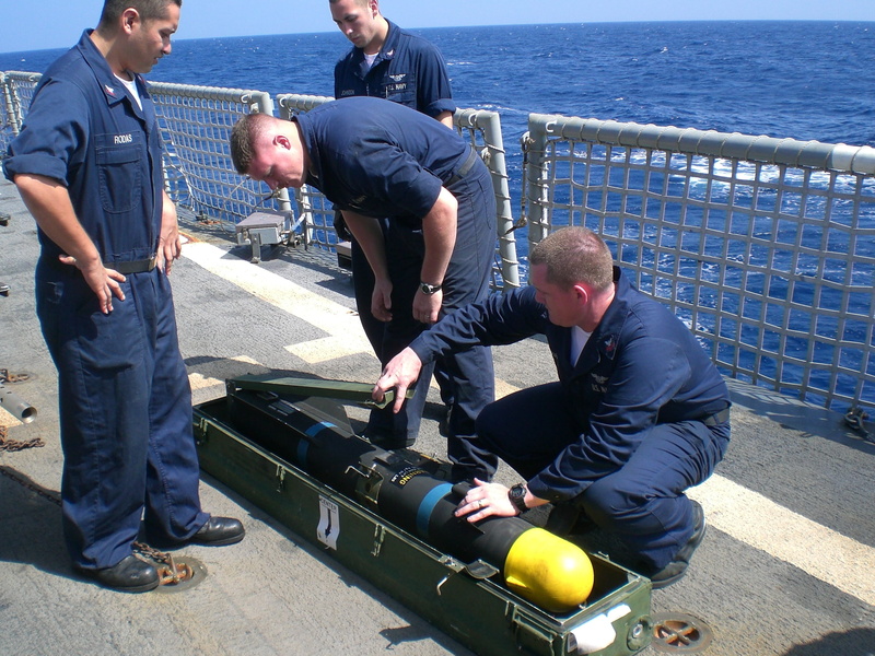 户外场景成人年轻人地狱火直升机休闲穿搭休闲活动海洋男性全身人像人群火箭日间水面阳光多人高清壁纸