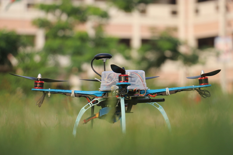 这组壁纸全是无人机飞行器相关的高清素材