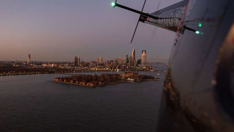 4K超清航拍壁纸合集！直升机俯瞰海岛城市建筑群