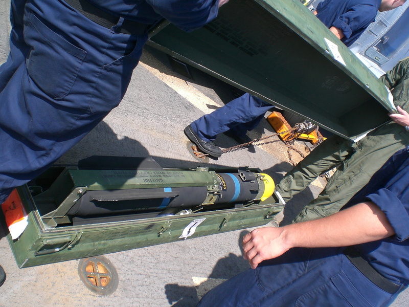 隐蔽值守的阳光下的军装 crew 高清壁纸