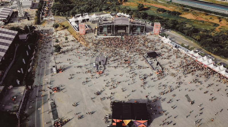 航拍视角下的洪水灾难现场