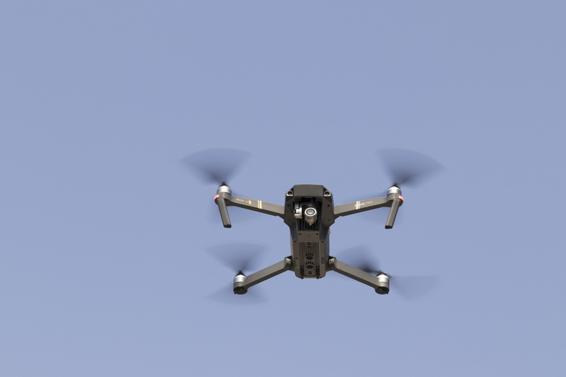 超清壁纸：低角度仰拍晴空下的无人机飞行瞬间