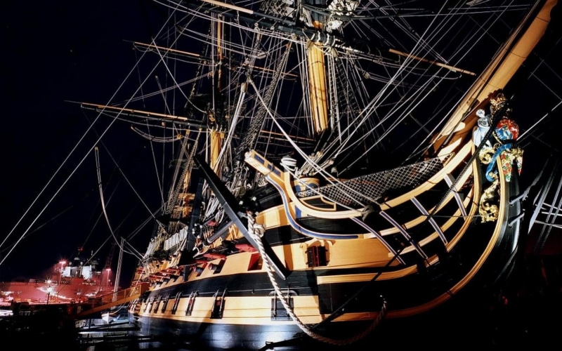 米色绳索港口夜海战舰壁纸