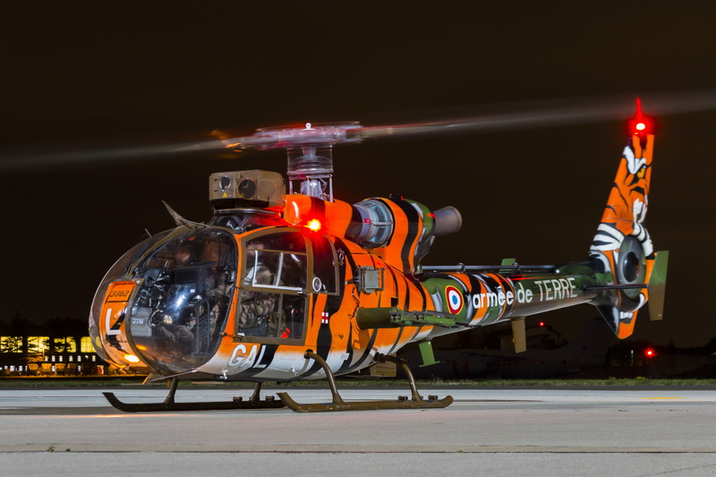 机场停机坪上的小羚羊直升机5K壁纸