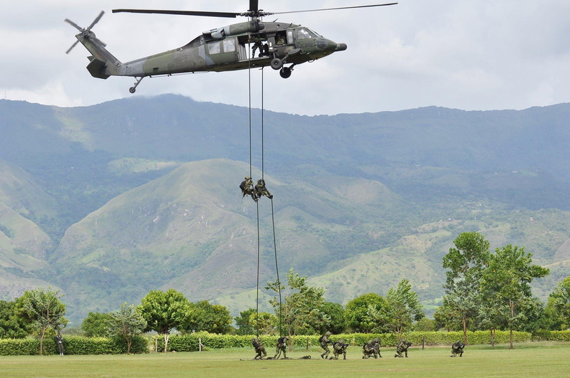 哥伦比亚武装直升机山地突袭壁纸
