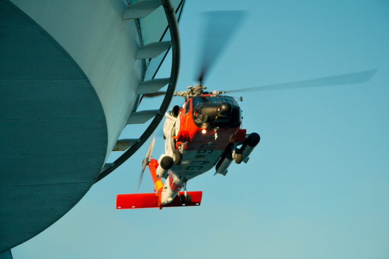 救援直升机高空作业实拍壁纸