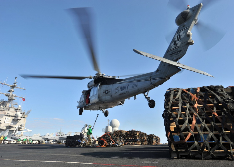 美国海军北极号补给舰与西科斯基海鹰直升机高清壁纸