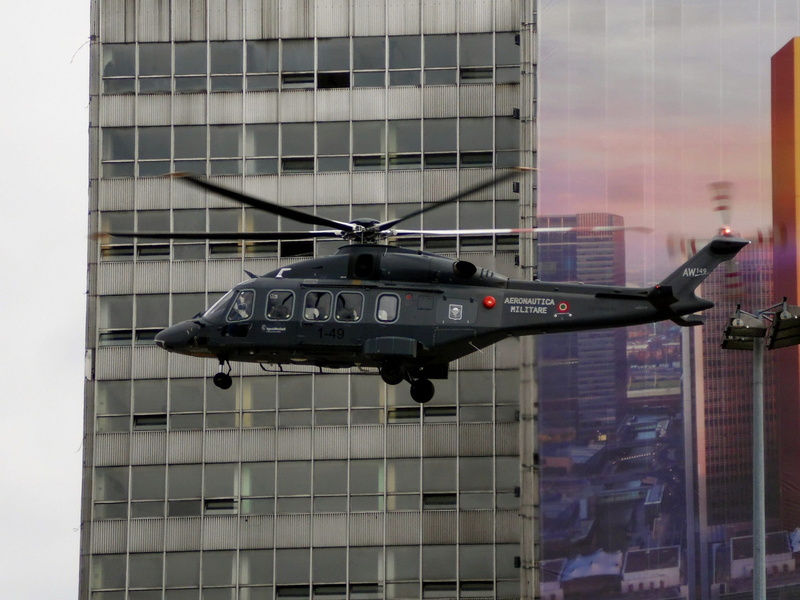 直升机飞过卡托维兹莱昂纳达大楼 1080P无人大景壁纸