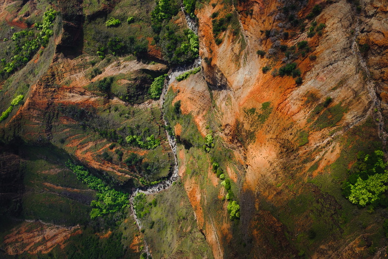 直升机航拍视角下的绝美考艾岛荒野风光