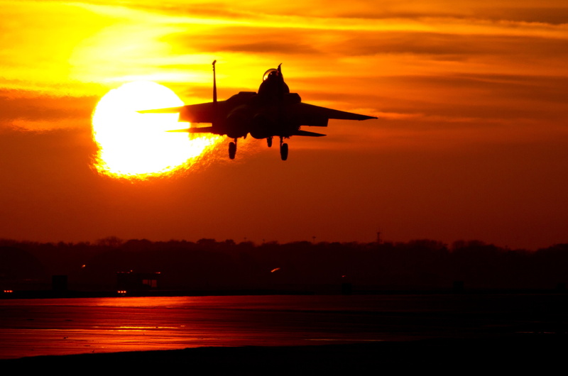 # 标题：绝美空中战机壁纸合集 日落时分的钢铁雄鹰与海天盛景