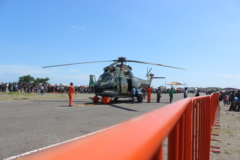 实拍日惹航展现场！直升机轰鸣划破蓝天