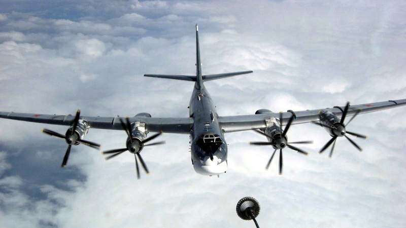 战机翱翔长空高清壁纸