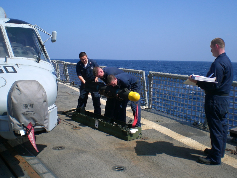 实拍：海军直升机挂载地狱火导弹在海上待命