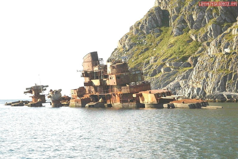 生锈战舰残骸高清壁纸